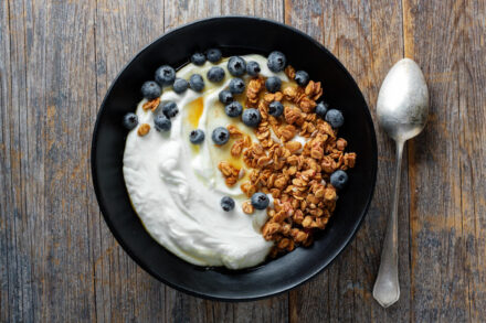 bol de skyr avec myrtilles