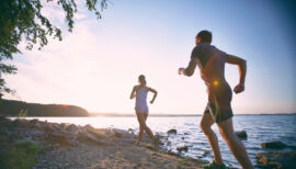 deux sportifs en vacances