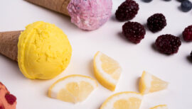 deux glaces et morceaux de fruits