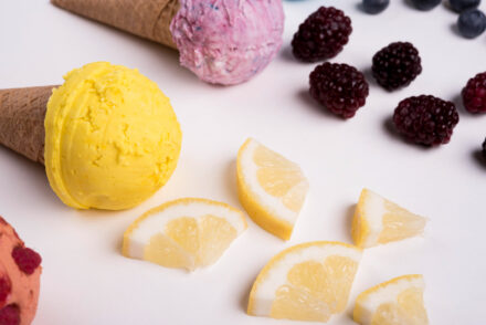 deux glaces et morceaux de fruits