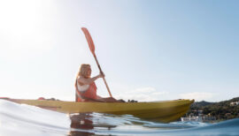 femme pratiquant le kayak