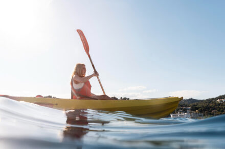 femme pratiquant le kayak