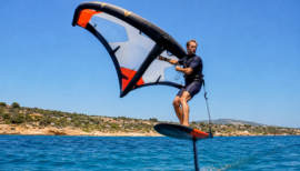 homme naviguant sur wingfoil