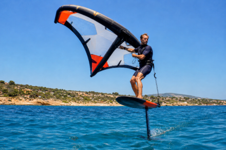homme naviguant sur wingfoil