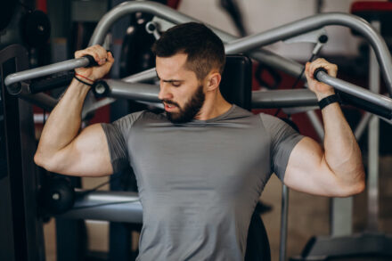 homme pratiquant la musculation jusqu'à l'échec